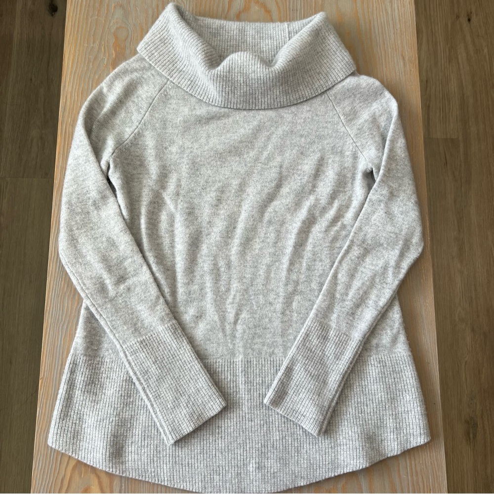 Anthropologie moth cashmere turtle neck long sleeve sweater in light grey size